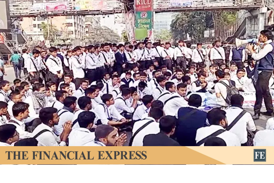 The FE - Dhaka College students block Science Lab intersection
