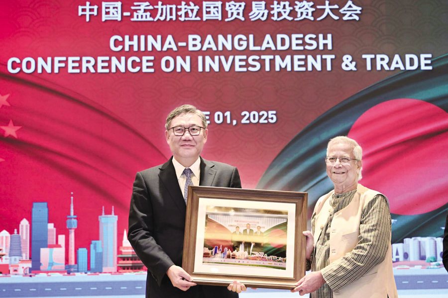 Chief Adviser Professor Muhammad Yunus presents a photograph to visiting Chinese Commerce Minister Wang Wentao at the China-Bangladesh Conference on Investment and Trade, held at the BIDA office in Dhaka's Agargaon on Sunday. — PID