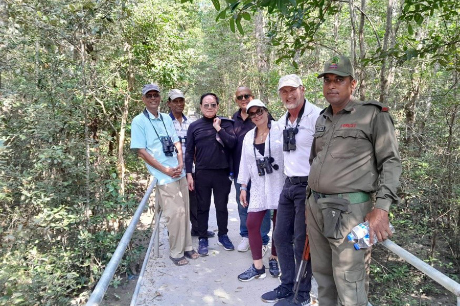 The author with WildTeam and SeaKeepers members in Sundarbans