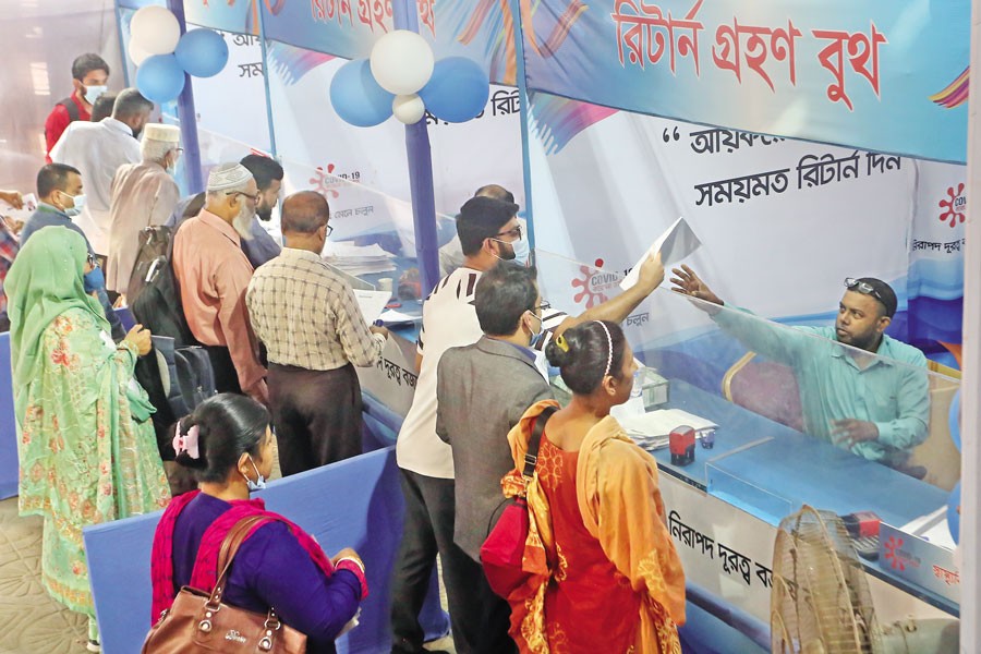 Taxpayers wait to submit their income tax returns at booths set up at the Tax Zone-4 office of the National Board of Revenue in Dhaka's Bijoynagar area — FE file photo