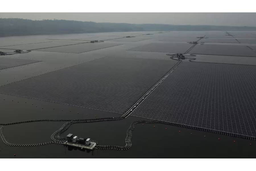A floating solar power plant in Indonesia: The country plans to export electricity generated from solar plants to Singapore.