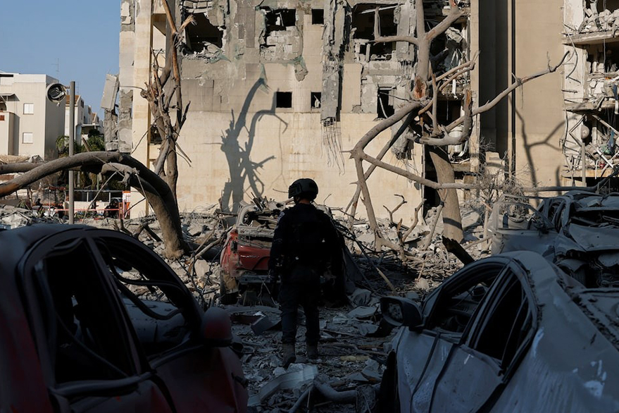 A member of the security forces stands amid debris at an impacted residential site, following a missile attack from Iran on Israel, amid the Israel-Iran conflict, in Be'er Sheva, Israel on June 24, 2025 — Reuters photo