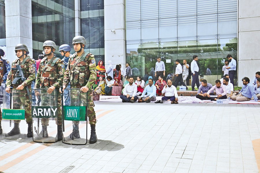Army personnel are deployed at the NBR headquarters in Dhaka during a sit-in staged by the National Board of Revenue Reform Unity Council, demanding the removal of NBR Chairman Md Abdur Rahman Khan. — FE Photo