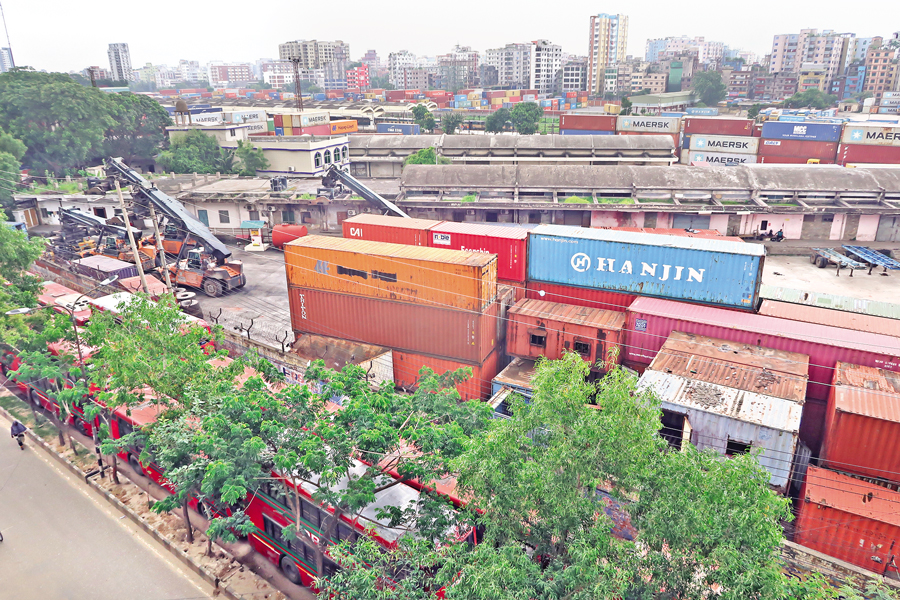 Activities at the Inland Container Depot in Dhaka's Kamalapur came to a halt on Sunday due to a work stoppage by officials and employees of the National Board of Revenue. — FE Photo