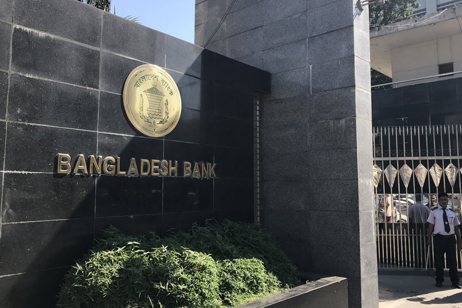 A front view of the headquarters of Bangladesh Bank in Dhaka —FE File Photo