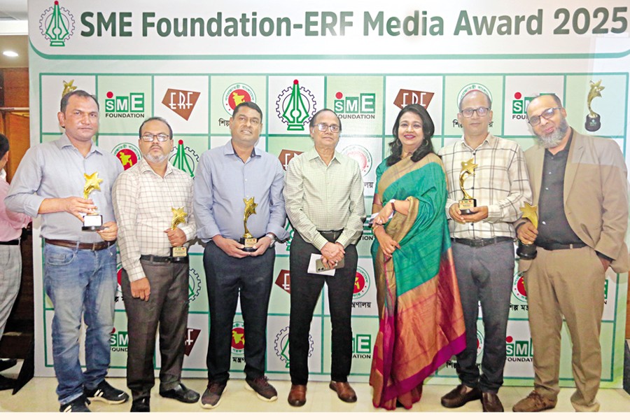 Five journalists of The Financial Express (FE), who won the SME Foundation-ERF Media Award 2025, namely, (from extreme left), Jahidul Islam, Syful Islam, FHM Humayun Kabir and (from extreme right) Farhan Fardaus and Rezaul Karim pose with FE Editor Shamsul Huq Zahid and ERF President Doulat Akter Mala at the award giving ceremony at the ERF office in the capital on Wednesday
