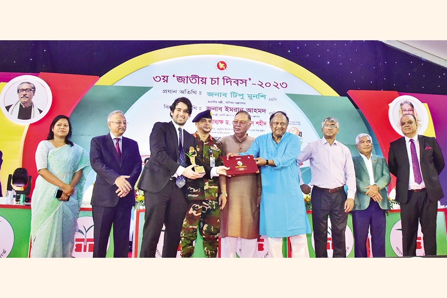 Director of Ispahani Group Mirza Ahmed Ispahani receives the National Tea Award from Commerce Minister Tipu Munshi at a programme marking the '3rd National Tea Day' at Sreemangal in Moulvibazar on Sunday. Ispahani's Zareen Tea Garden won the recognition as the 'Best Tea Garden Based on Worker Welfare'.