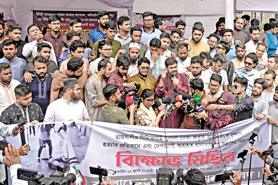 Chhatra Odhikar Parishad President Bin Yamin Mollah addresses a rally at the foot of Raju Memorial Sculpture at TSC intersection on the Dhaka University campus on Saturday prior to a procession protesting the brutal killing of a businessman near Sir Salimullah Medical College Mitford Hospital in Dhaka. — FE photo