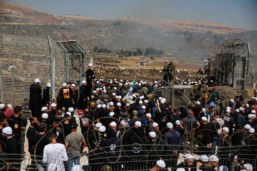 Israeli Druze cross the border to check on their family members in Syria, amid the ongoing conflict in the Druze areas in Syria, in Majdal Shams, near the ceasefire line between the Israeli-occupied Golan Heights and Syria, July 16, 2025.