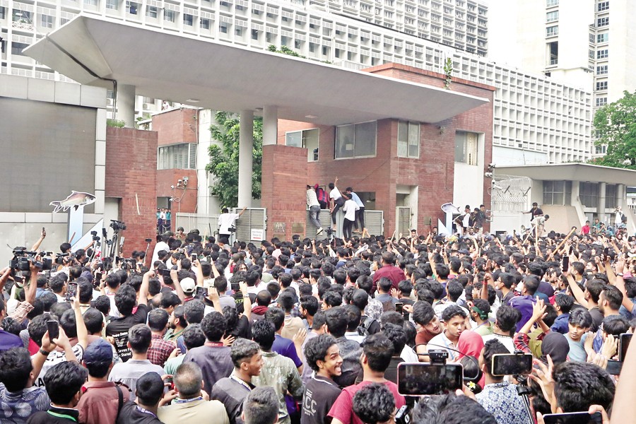 Agitating students lay siege to the Secretariat in front of Gate No 1 in Dhaka on Tuesday, protesting the Air Force fighter jet crash at Milestone School and College and the sudden postponement of the HSC exam schedule. Police charge batons and use tear-gas and sound grenades to disperse the protesters when they attempt to enter the Secretariat premises
