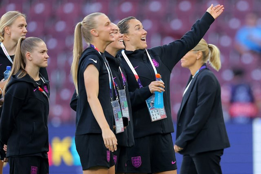 Soccer Football - UEFA Women's Euro 2025 - Semi Final - England v Italy - Stade de Geneve, Lancy, Switzerland - July 22, 2025 England's Lucy Bronze and teammates pose for a picture on the pitch before the match REUTERS/Denis Balibouse