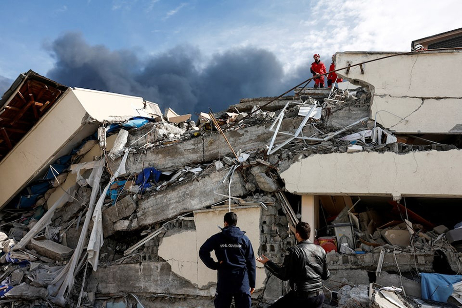 People search for survivors at the intensive care unit of the Iskenderun collapsed state hospital following an earthquake in Iskenderun, district of Hatay, Turkey on February 7, 2023 — Reuters/File