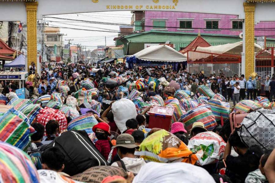 Cambodian migrant workers cross the border at Ban Laem Border checkpoint to return to their home, ahead of a ceasefire talks in Malaysia on the deadly border conflict between Thailand and Cambodia that extended to a fifth day, in Chanthaburi province, Thailand, July 28, 2025.
