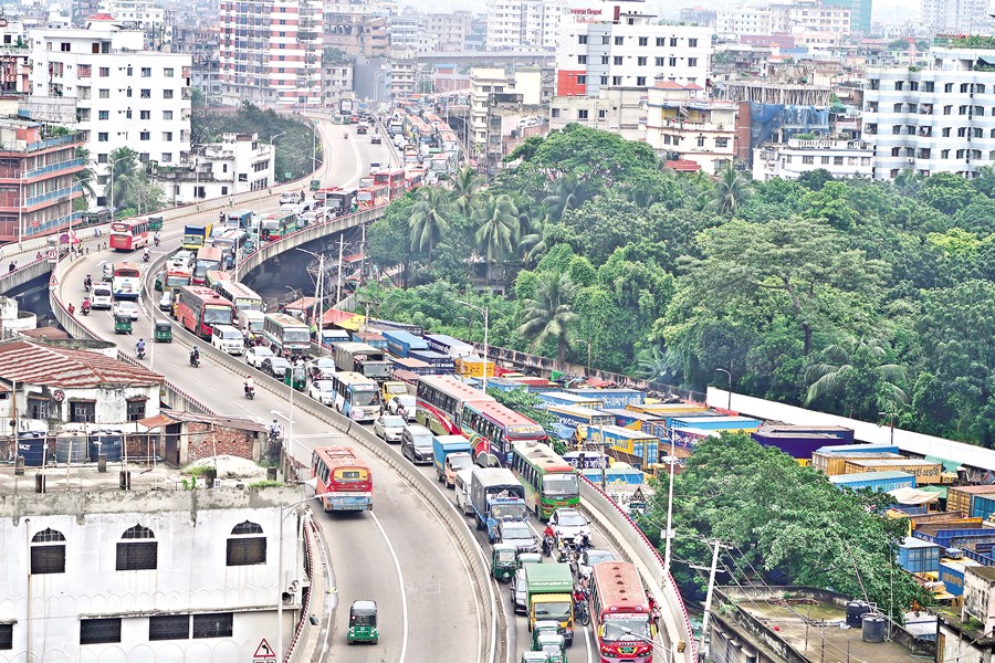 Different parts of Dhaka experience massive traffic congestion as Jatiyatabadi Chhatra Dal and National Citizen Party arranged programmes in the busy Shahbagh and Shaheed Minar areas, marking the July-August uprising. In the photo taken at Hanif flyover on Sunday, a long queue of vehicles is seen on the right side of the overpass. — FE Photo