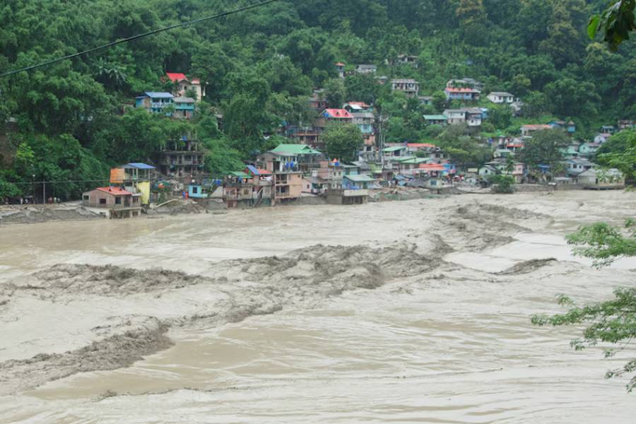 Rising water levels of the Teesta river flows along the houses at the bank of the river during the flood at Teesta Bazaar in Kalimpong District, West Bengal, India October 4, 2023.
