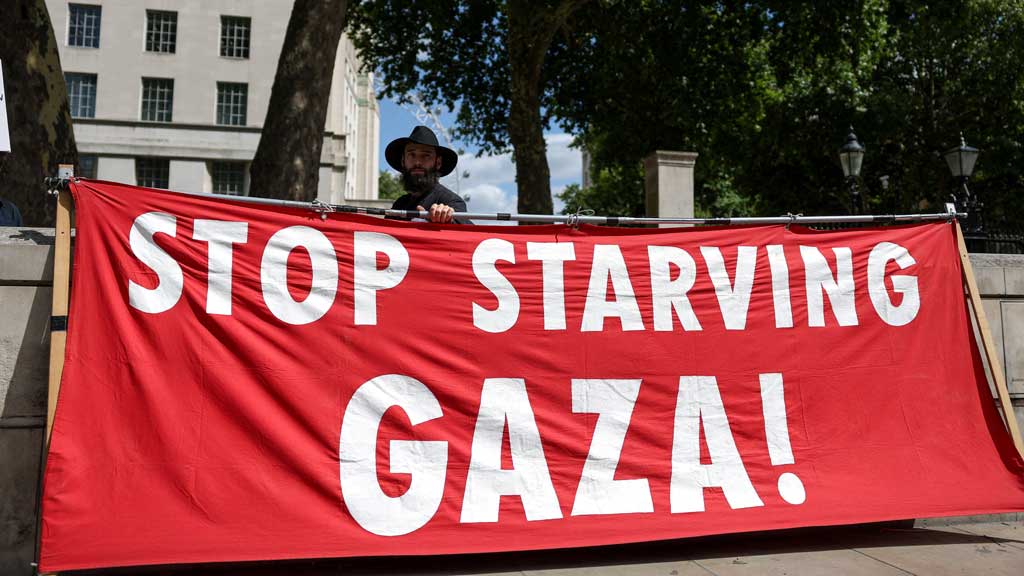 A man holds a placard during a protest to demand the immediate recognition of a Palestinian state and sanctions against Israel, as members of Britain's Jewish community prepare to deliver a letter to British Prime Minister Keir Starmer, in London, Britain, Aug 5, 2025. REUTERS/Hannah McKay