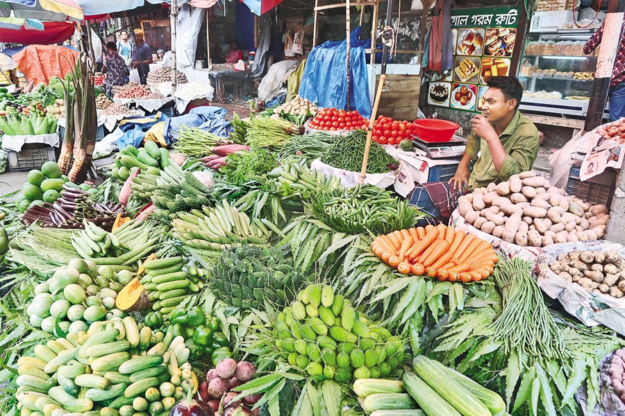 A vegetable seller waiting for customers at Motijheel in the capital on Friday. — FE Photo