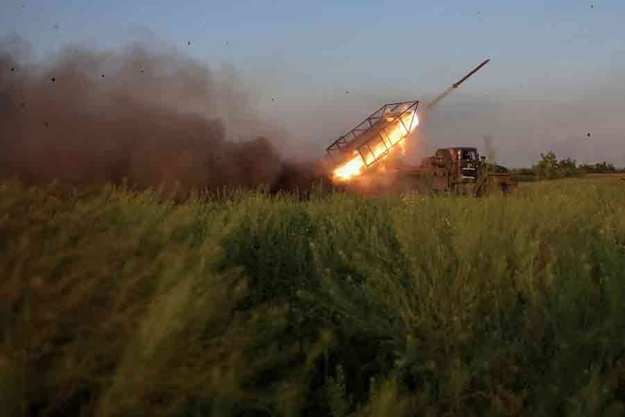 Servicemen of the 25th Separate Airborne Brigade of the Armed Forces of Ukraine fire a BM-21 Grad multiple rocket launch system towards Russian troops, amid Russia's attack on Ukraine, near the frontline town of Pokrovsk, in Donetsk region, Ukraine June 8, 2025.