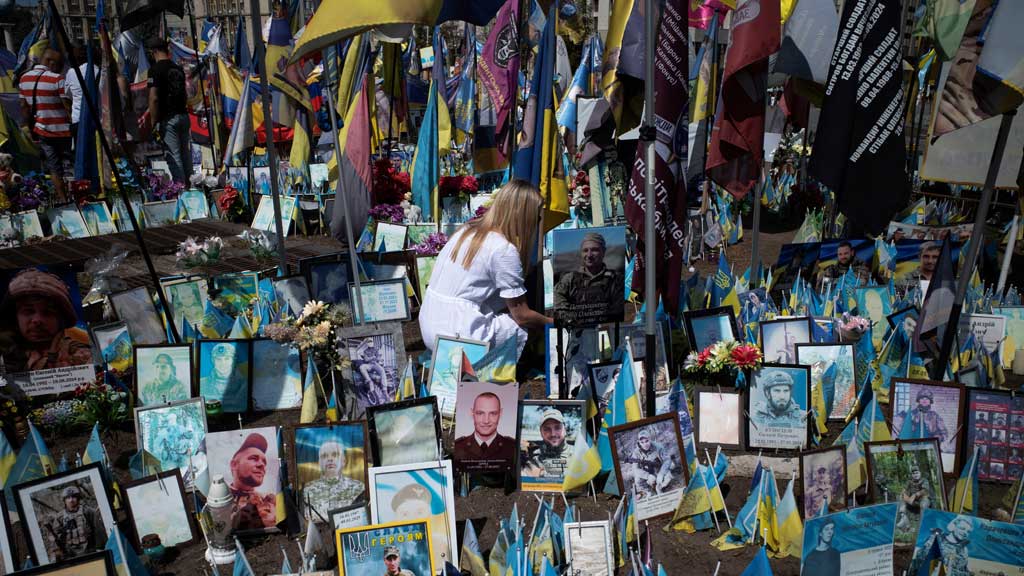 A woman pays tribute at the memorial to fallen soldiers in the ongoing conflict with Russia, on Independence (Maidan) Square in Kyiv, Ukraine August 9, 2025. REUTERS