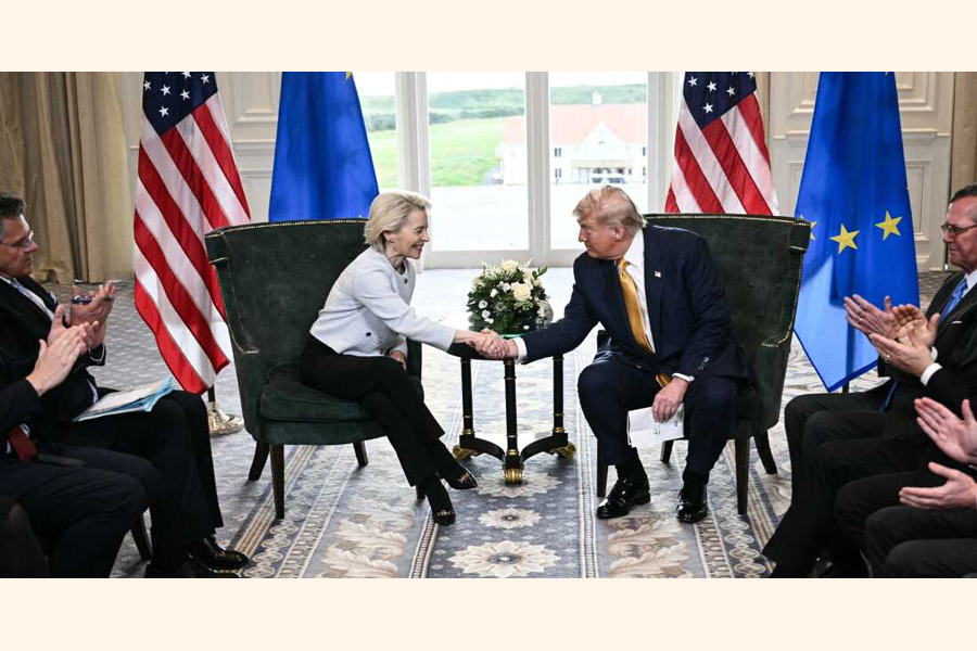 President Trump (R) shakes hands with European Commission President Ursula von der Leyen (L)on July 27 at his golf resort in Turnberry, Scotland, after the two leaders agreed to terms for a trade deal —Agency Photo