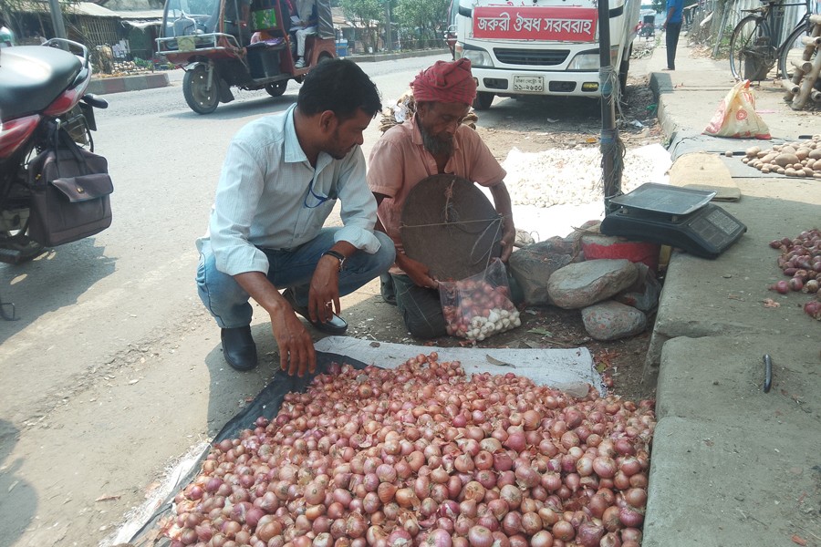 Onions are being sold in Dhaka road area of Magura town