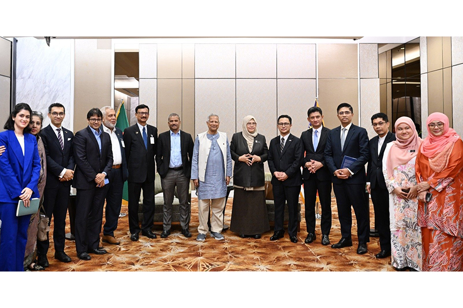 Chief Adviser Professor Muhammad Yunus holds a meeting with Malaysian halal industry officials at his hotel in Kuala Lumpur on Tuesday — Photo: CA Press Wing