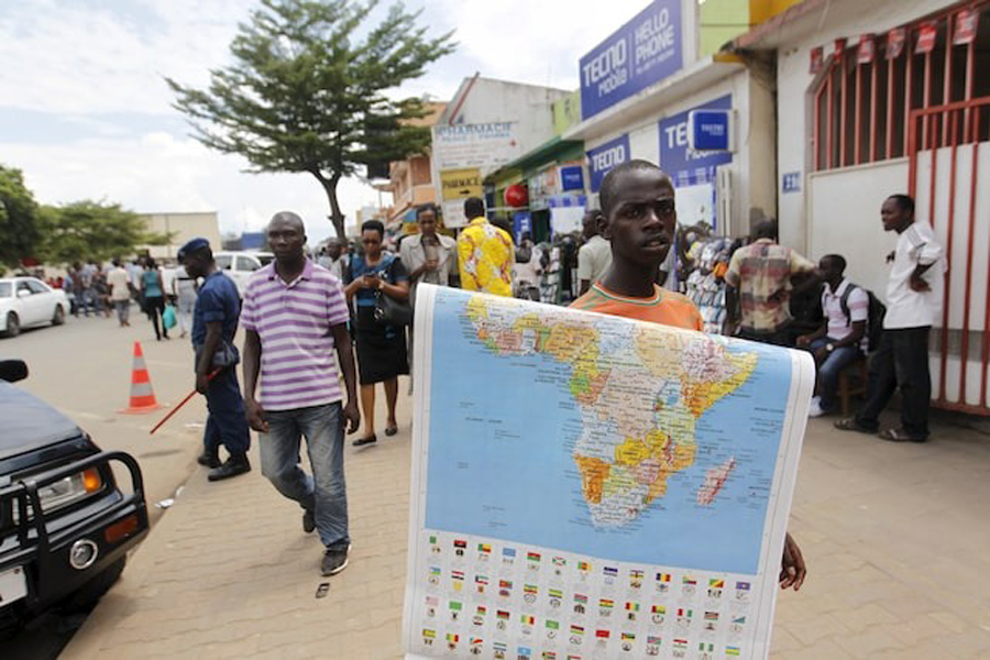 A vendor sells a map of Africa along the streets of Bujumbura, Burundi/April 24, 2015.