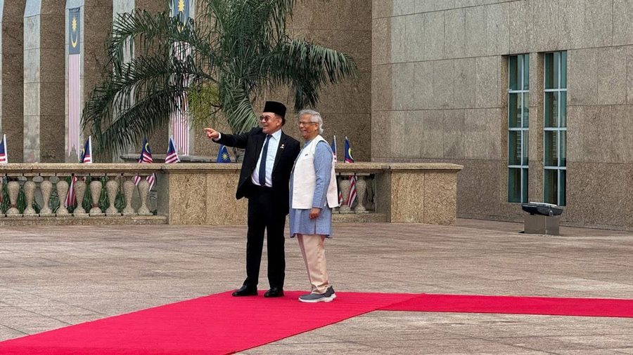 Malaysian PM Anwar Ibrahim and Bangladesh Chief Adviser Muhammad Yunus in Putrajaya, Malaysia