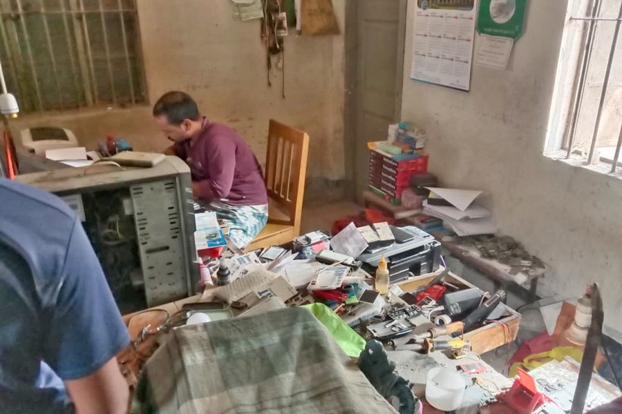 The photo shows screwdrivers and mobile phone parts on the table at Char Ashariadah at Godagari upazila in Rajshahi - FE Photo