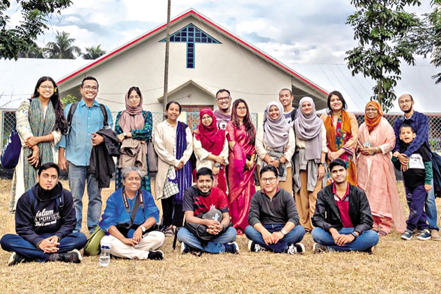 Heritage walkers at the Nawabganj Church — Photo Heritage walk Dhaka