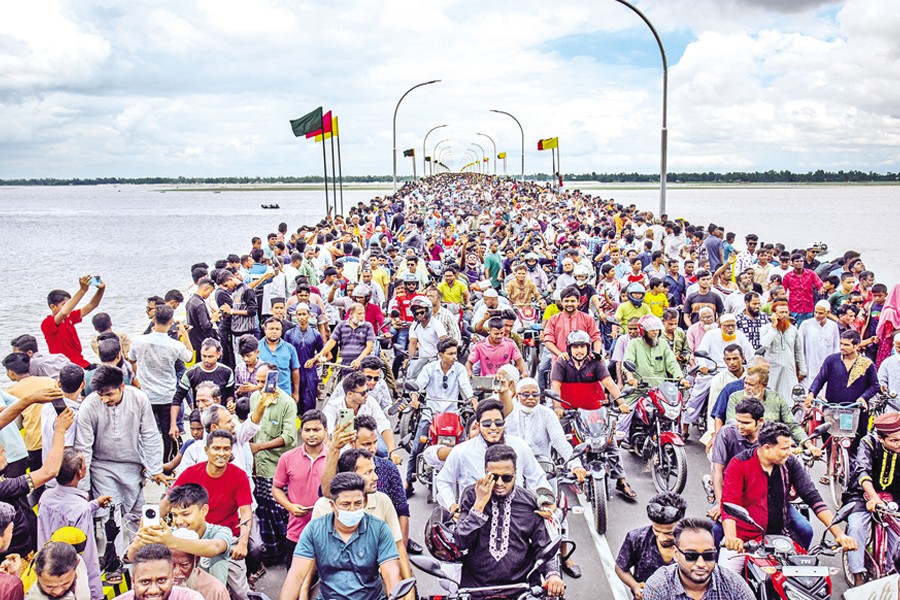 Jubilant crowds throng the Mawlana Bhashani Bridge on the Teesta River in Gaibandha's Sundarganj upazila before its inauguration on Wednesday. The bridge connects Sundarganj's Haripur to Chilmari Sadar upazila in Kurigram. — Focus Bangla