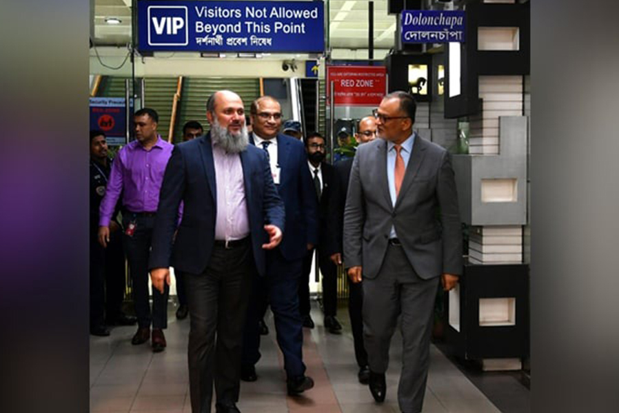 Pakistan Commerce Minister Jam Kamal Khan is received by Commerce Adviser Sk. Bashir Uddin upon his arrival at Hazrat Shahjalal International Airport in Dhaka on Wednesday, at the start of a four-day official visit — Photo: Ministry of Commerce via BSS