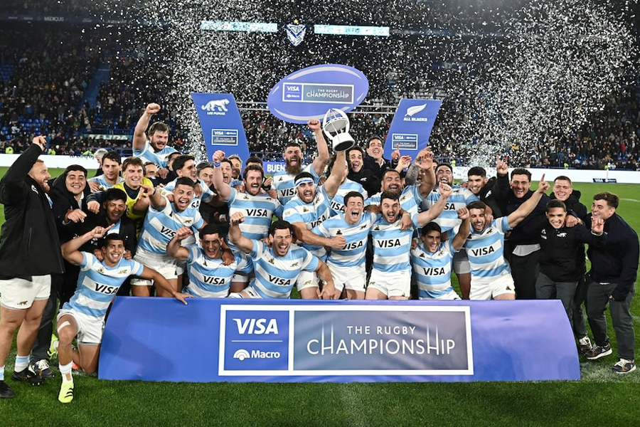 Rugby Union - Rugby Championship - Argentina v New Zealand - Jose Amalfitani Stadium, Buenos Aires, Argentina - August 23, 2025 Argentina players celebrate with a trophy after the match REUTERS/Pedro Lazaro Fernandez TPX IMAGES OF THE DAY