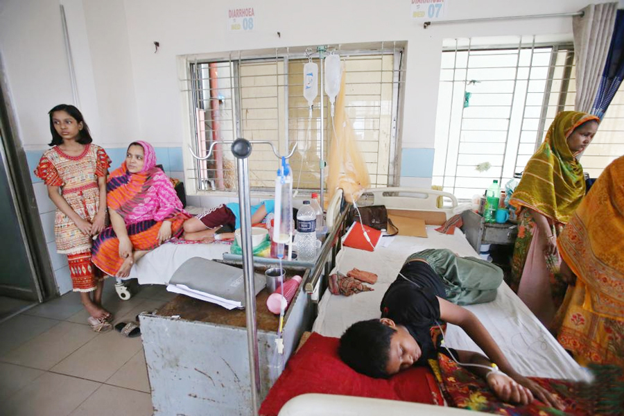 Patients infected with dengue receive treatment at a hospital in Dhaka, Bangladesh, July 29, 2024 —Xinhua Photo