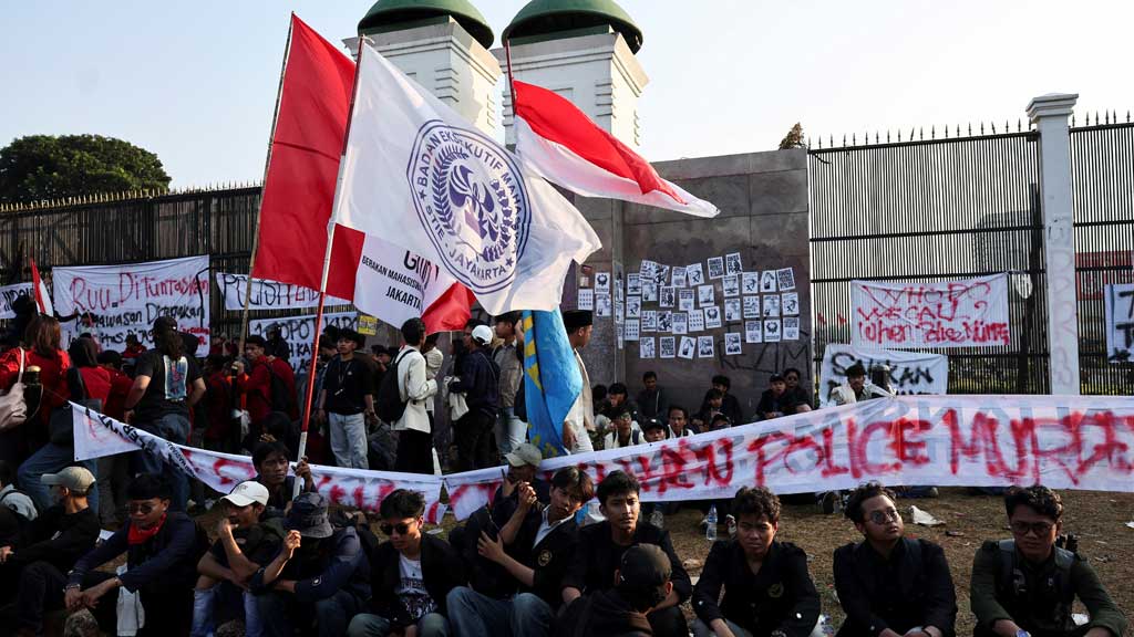 University students gather outside Indonesian parliament building during a protest against parliamentarians' extra pay and housing allowances, in Jakarta, Indonesia September 1, 2025. REUTERS
