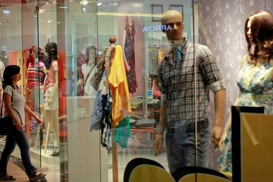 A woman enters a retail store inside a shopping mall in Mumbai Jul 14, 2012.