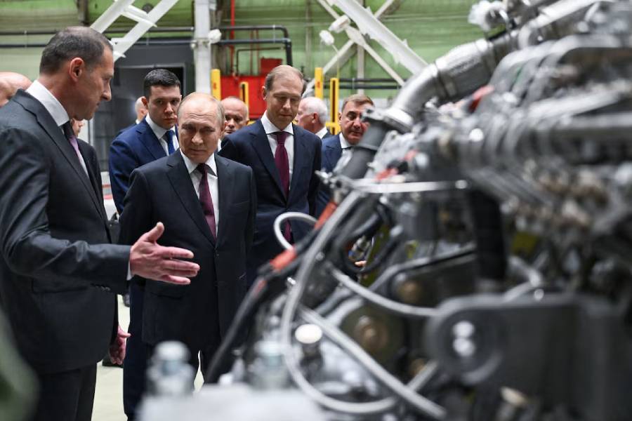 Russia's President Vladimir Putin visits PJSC "Kuznetsov" engine-building enterprise in Samara, Russia September 5, 2025.