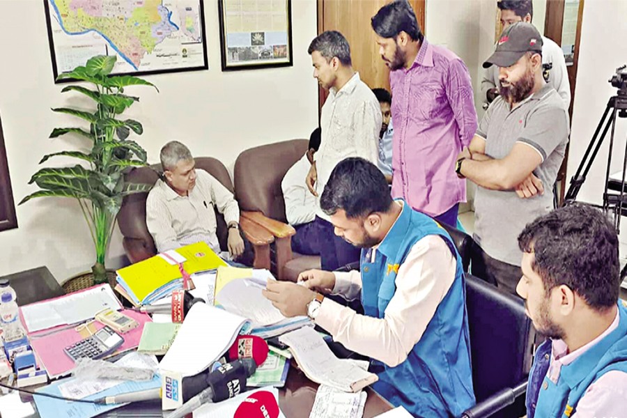 A team of the Anti-Corruption Commission conducts a raid on the Dhaka South City Corporation on Sunday following allegations of irregularities in its fuel billing