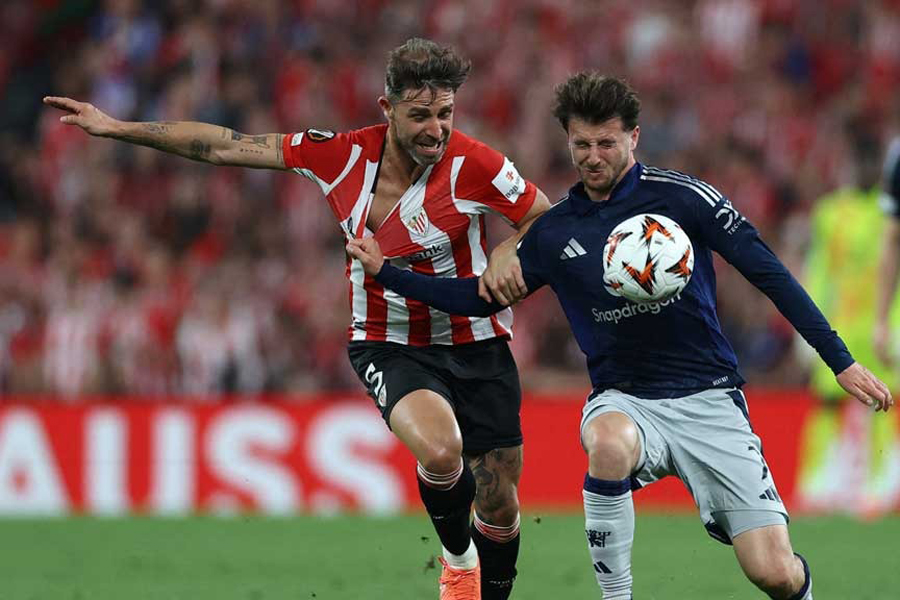 Athletic Bilbao's Yeray Alvarez in action with Manchester United's Mason Mount in Europa League - Semi Final - First Leg - Athletic Bilbao v Manchester United - San Mames, Bilbao, Spain - May 1, 2025.