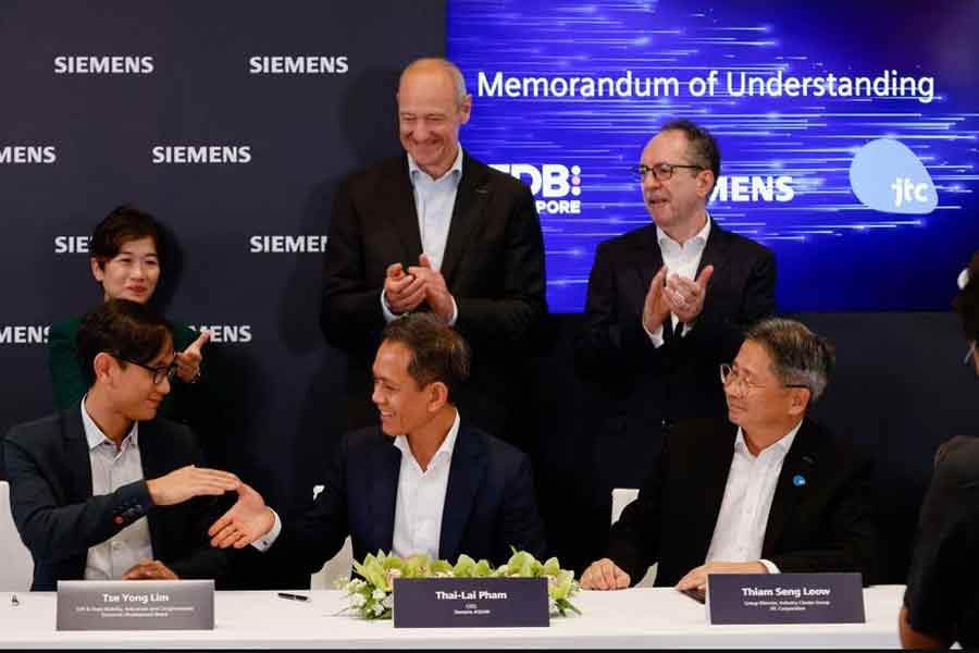 Siemens CEO Roland Busch witnessing a signing of a Memorandum of Understanding between the Economic Development Board’s SVP and Head Mobility of Industrials and Conglomerates Lim Tse Yong, Siemens ASEAN CEO Pham Thai-Lam and JTC’s Industry Cluster Group Director Thiam Seng Leow at their office in Singapore on June 15 this year -Reuters photo