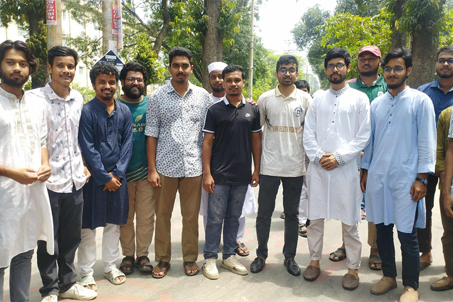 Presidents of Chhatra Dal and Chhatra Shibir of Rajshahi University meet in front of the library building during their election campaign — FE photo