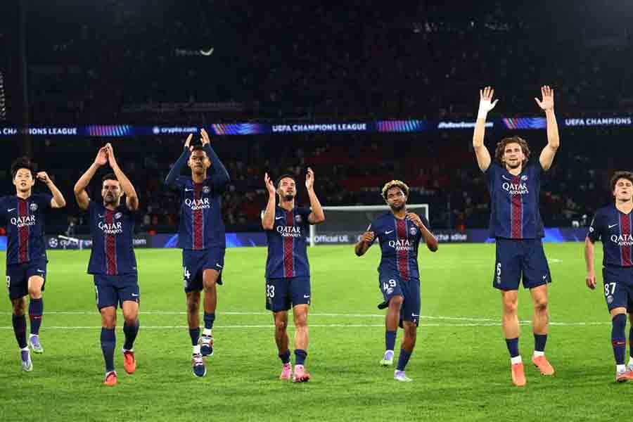 UEFA Champions League - Paris St Germain v Atalanta - Parc des Princes, Paris, France - Sept 17, 2025 Paris St Germain's Joao Neves, Illia Zabarnyi, Ibrahim Mbaye, Warren Zaire-Emery, Senny Mayulu, Goncalo Ramos and Lee Kang-In celebrate in front of the fans after the match REUTERS/Abdul Saboor