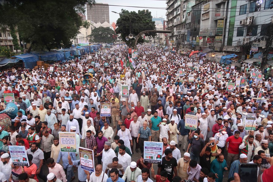 Jamaat-e-Islami's protest rally crossing Zero Point area in the capital on Thursday. — FE Photo