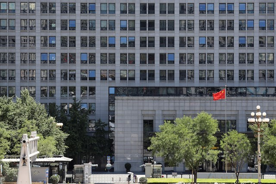 A Chinese flag flutters at the Chinese Ministry of Commerce building in Beijing, China June 4, 2025.