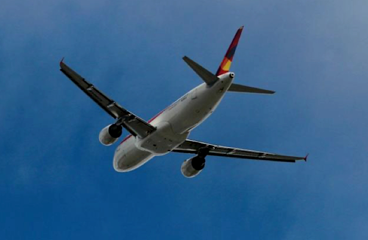 An Airbus 320-200 aircraft of Colombian airline Avianca takes off from El Dorado Airport in Bogota, Colombia, June 6, 2016. REUTERS/John Vizcaino · Reuters