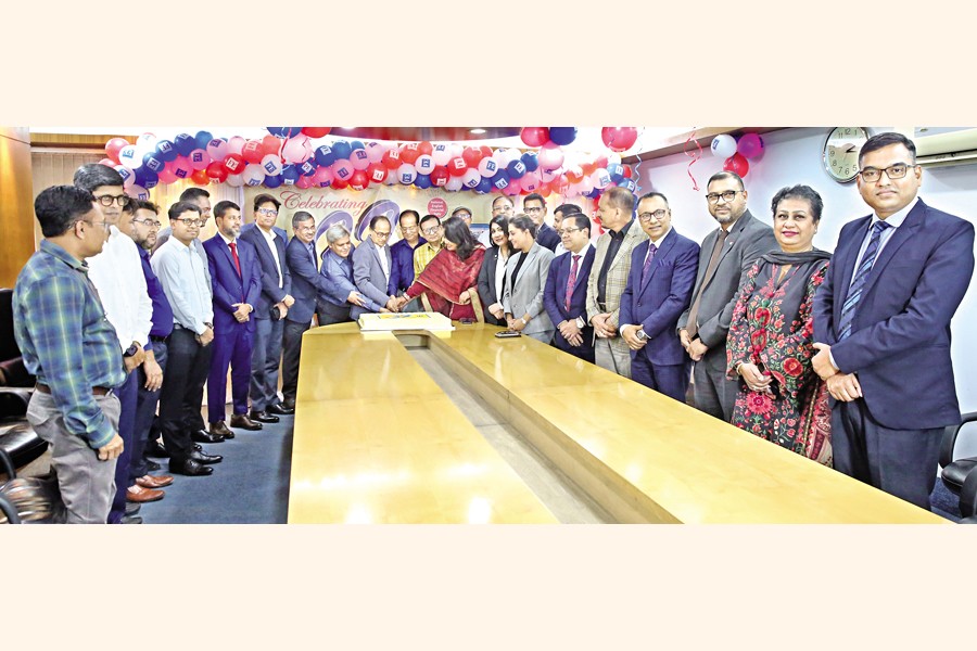 Editor of The Financial Express Shamsul Huq Zahid along with distinguished guests cuts a cake at a programme at the daily's office on Monday to mark the newspaper's 32nd founding anniversary. — FE Photo