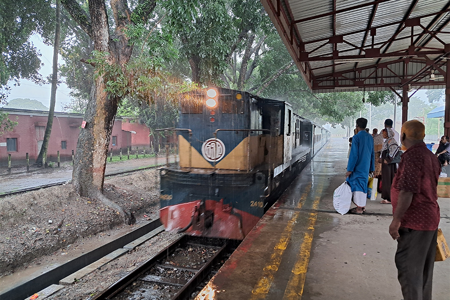 The Burimari Commuter train enters the Lalmonirhat railway station — FE photo