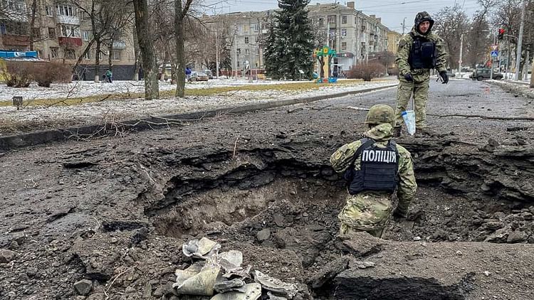 Police officers inspect a crater near a site of a residential building destroyed by a Russian missile strike, amid Russia's attack on Ukraine, in Kramatorsk, Ukraine Feb 2, 2023.REUTERS