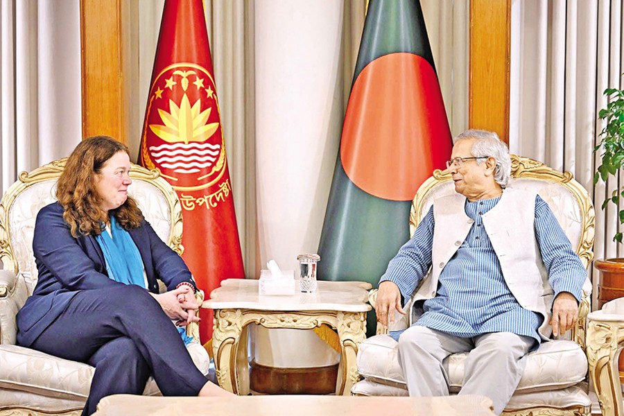 Dutch Vice-Minister for International Cooperation Pascalle Grotenhuis meets Chief Adviser Professor Muhammad Yunus at the State Guest House Jamuna in Dhaka on Tuesday — PID