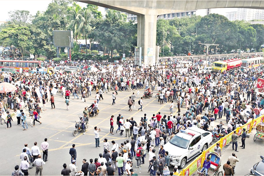 Mobile Business Community Bangladesh stages a demonstration in the capital's Karwan Bazar on Sunday, demanding reforms to the National Equipment Identity Register (NEIR), an end to monopolistic syndicate practices, and permission for open import of mobile phones. — FE Photo